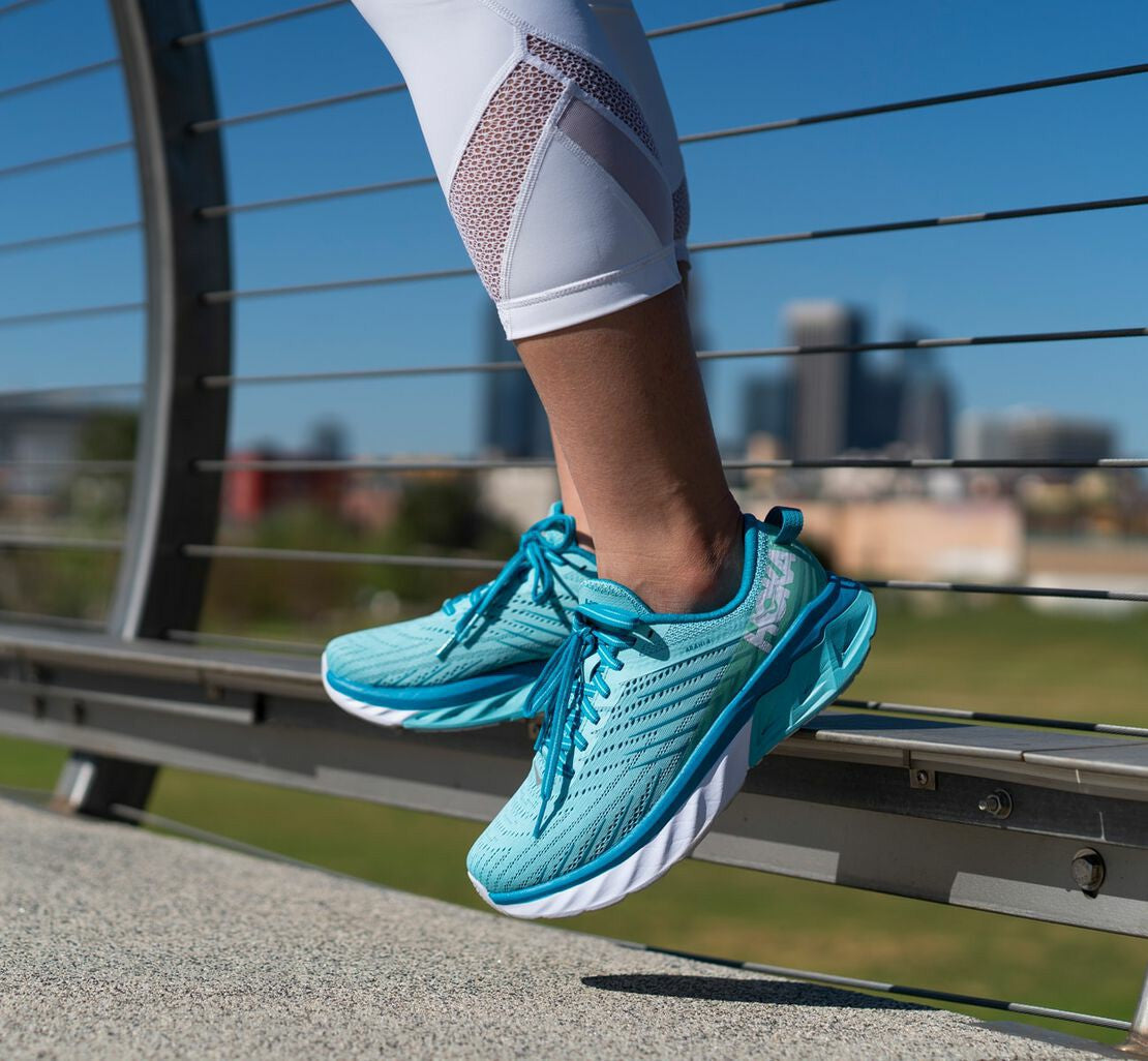 HOKA Antigua Sand / Caribbean Sea - Women's Arahi 4